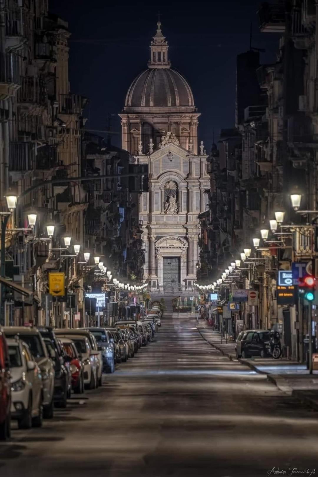 Lorenzo'S House Catania City Centre - Comfortable Large Apartment With 2 Bedrooms And 2 Baths, Close To Trains, Metro And Bus Station ภายนอก รูปภาพ