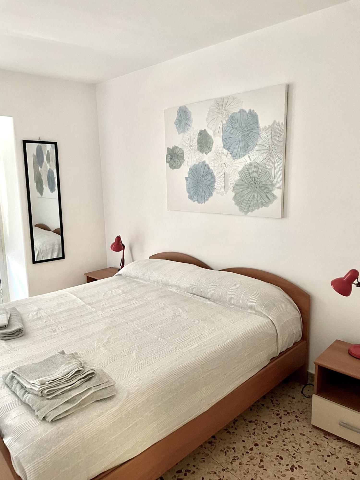 Lorenzo'S House Catania City Centre - Comfortable Large Apartment With 2 Bedrooms And 2 Baths, Close To Trains, Metro And Bus Station ภายนอก รูปภาพ